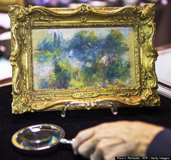 Picture of a Renoir and a hand with a magnifying glass