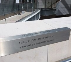 The Fondation Louis Vuitton's address plaque, located at 8 Avenue du Mahatma Gandhi