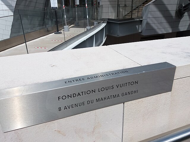 The Fondation Louis Vuitton's address plaque, located at 8 Avenue du Mahatma Gandhi