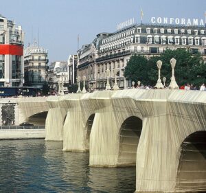 A photo of the Pont Neuf in Paris wrapped in tarps.