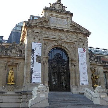 The large, 19th century structure that houses the Musée des Beaux-Arts, Valenciennes