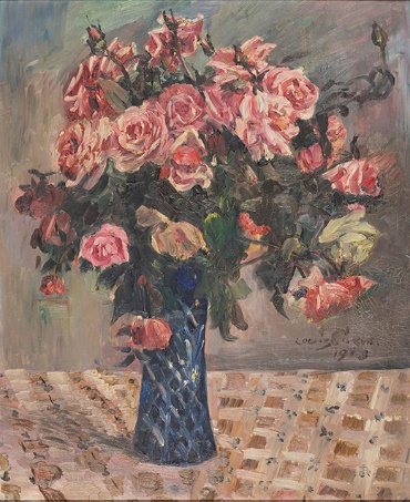 A vase with flowersDescription automatically generated with low confidence